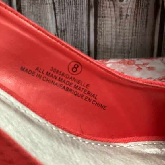 🌈Super Cute Coral Wedges 🐠💖 - Picture 4 of 8